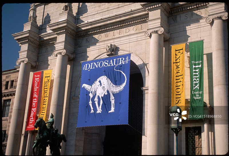博物馆外墙上的恐龙banner图片素材