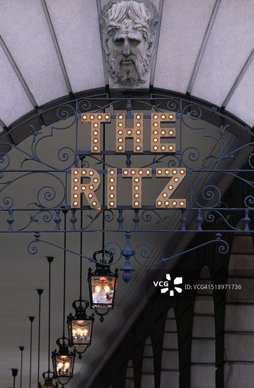 伦敦丽兹酒店拱门的霓虹灯标志图片素材