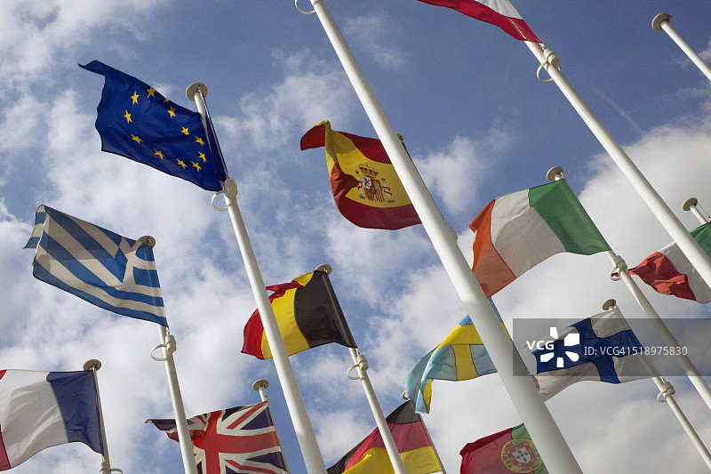 不同旗帜的仰视角度照片图片素材