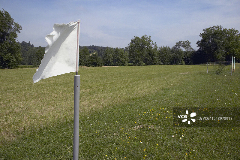 乡村球场上的白旗图片素材