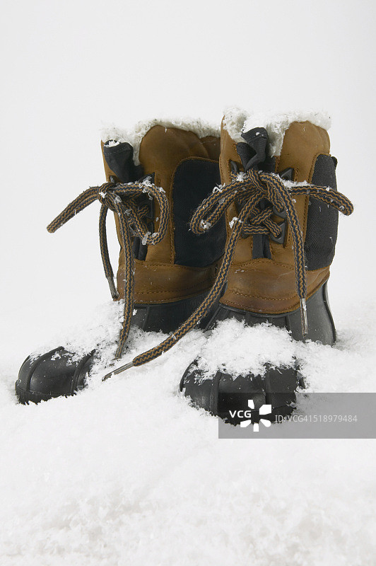 积雪的靴子图片素材