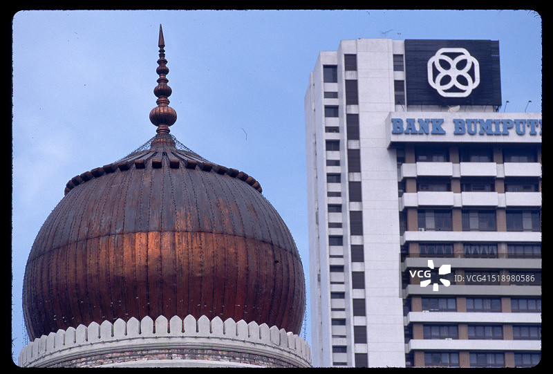 苏丹阿都沙末大厦的银行和大圆顶图片素材