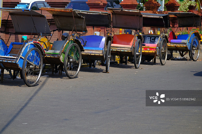 井里汶街头的传统人力三轮车图片素材