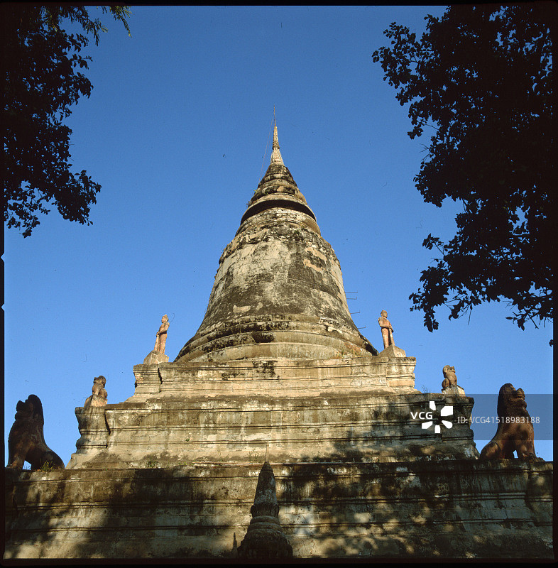 柬埔寨塔山寺主佛塔图片素材