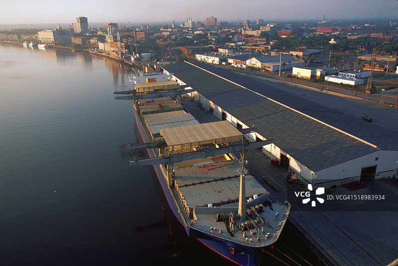 在萨凡纳港口的货船图片素材