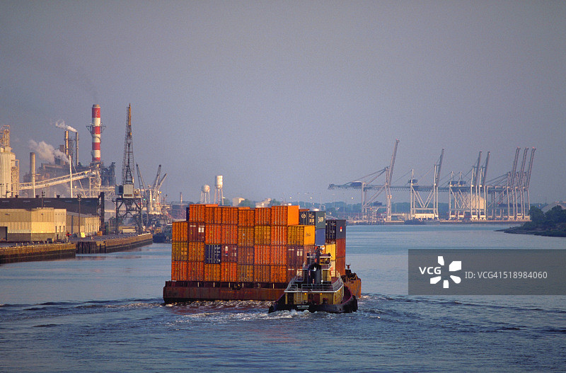 萨凡纳港的拖船装载图片素材