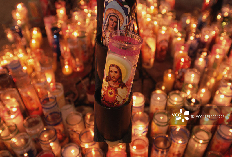 小教堂里的还愿蜡烛图片素材