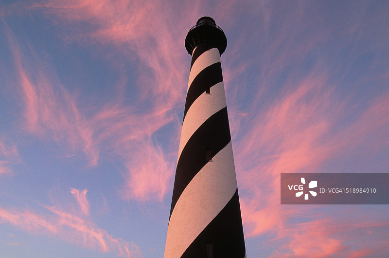 哈特拉斯角灯塔与粉色云彩图片素材