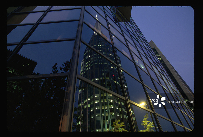 南方贝尔大厦倒影图片素材