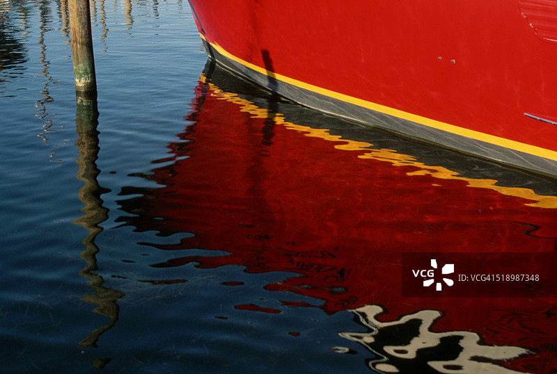 水中倒影的红色船体图片素材