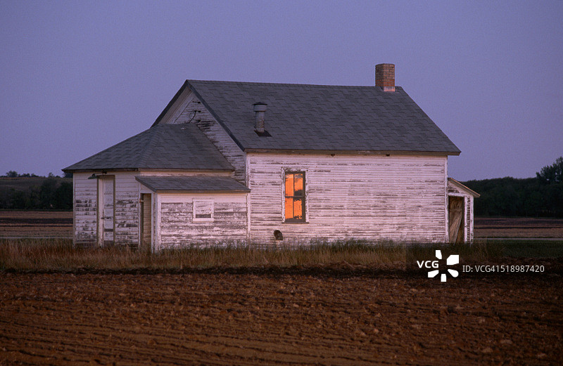 日出时的老式学校图片素材