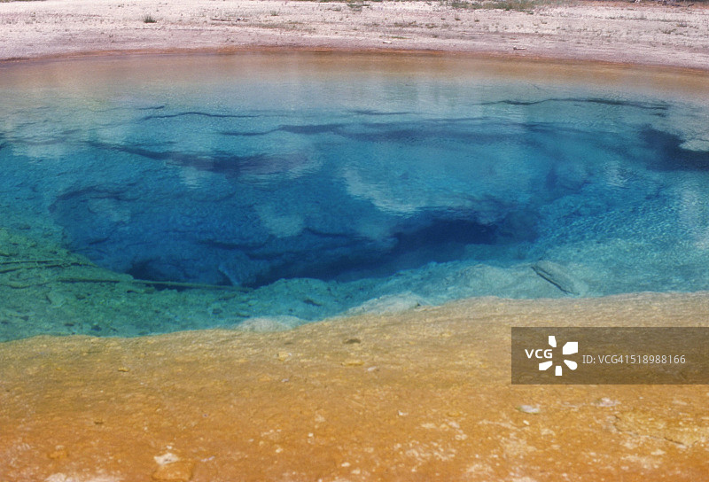 黄石国家公园的清澈池塘图片素材