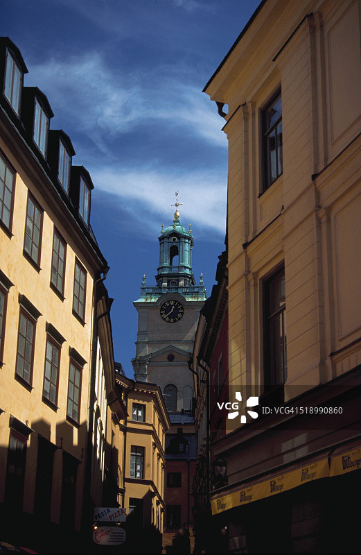 城市街道上的斯德哥尔摩大教堂图片素材