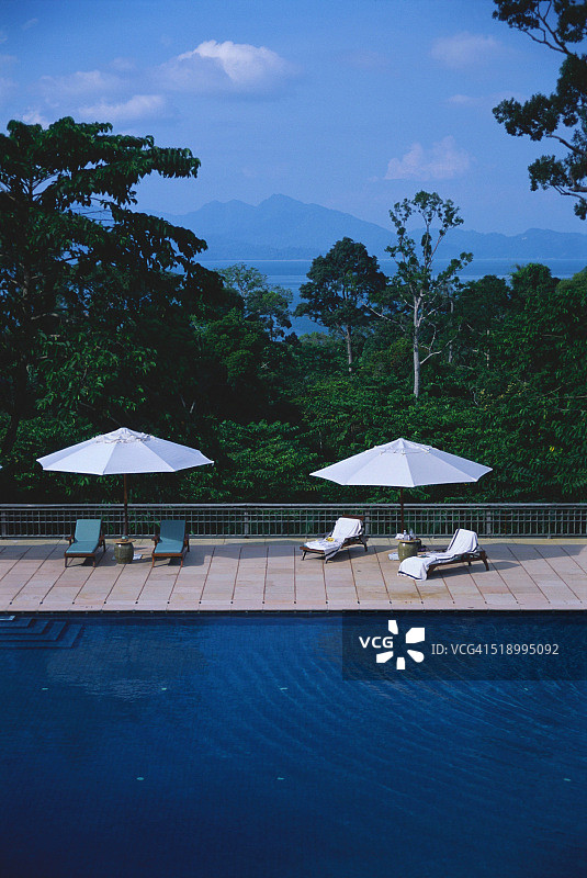 马来西亚度假村的游泳池图片素材