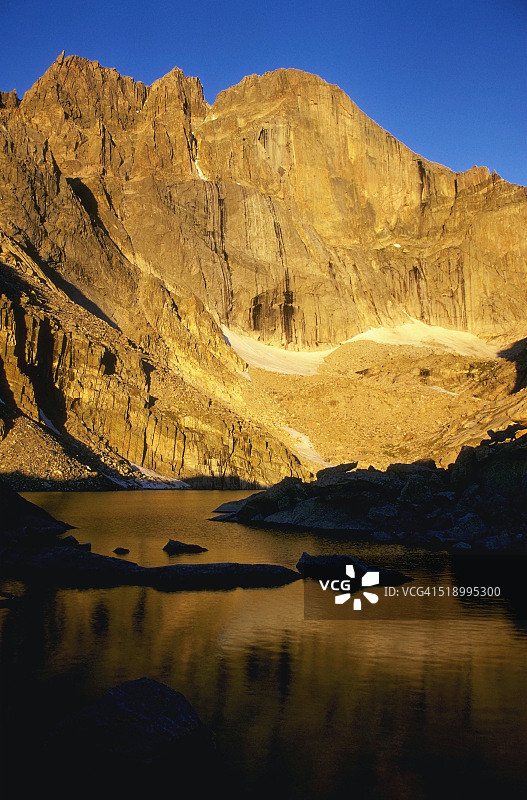 朗斯峰与平静的水面图片素材