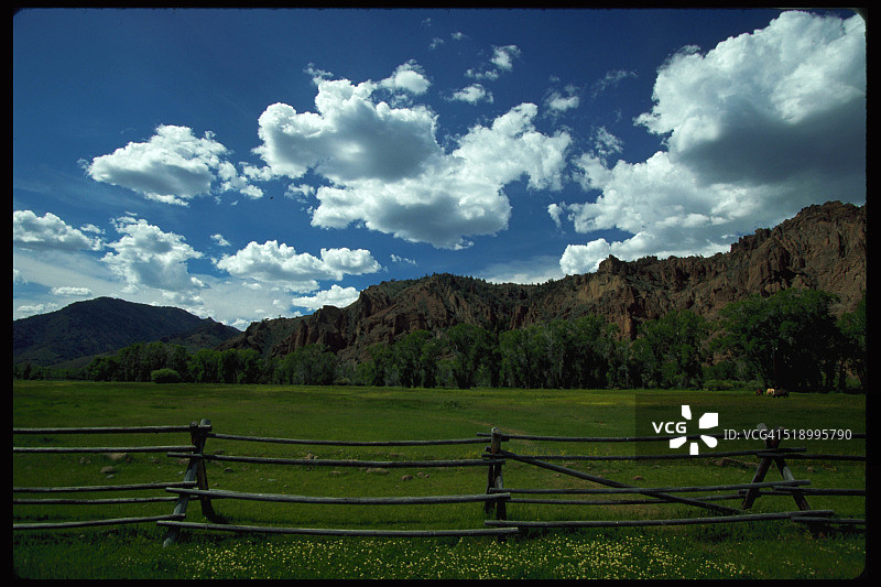 瓦皮蒂山谷的田野和栅栏图片素材