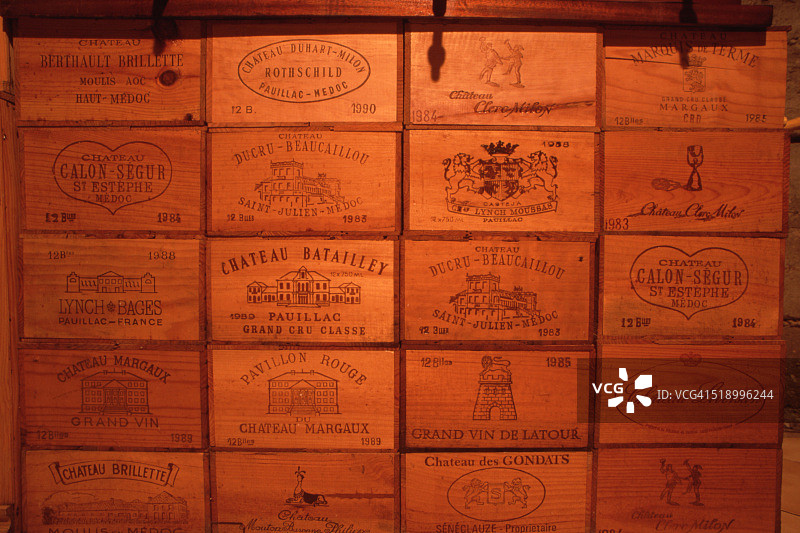 葡萄酒商店里的葡萄酒箱图片素材