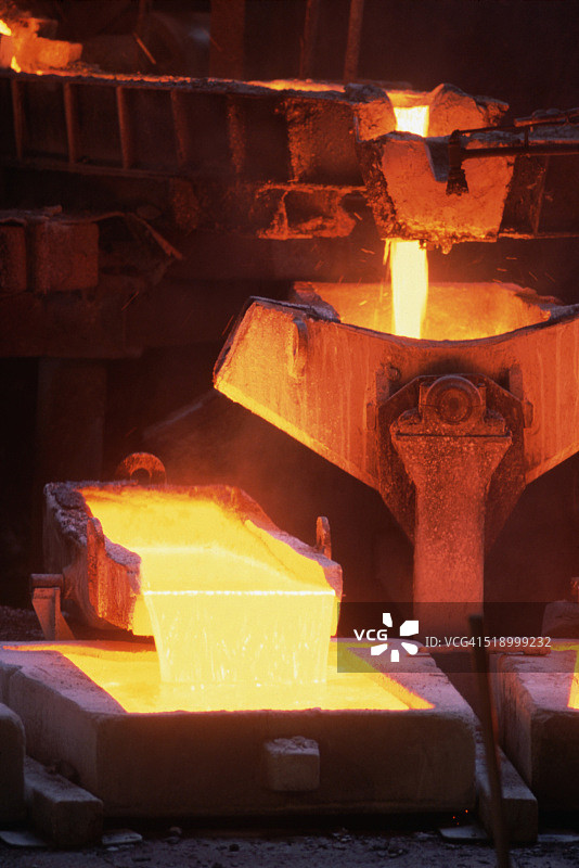 铜矿中的熔融金属图片素材