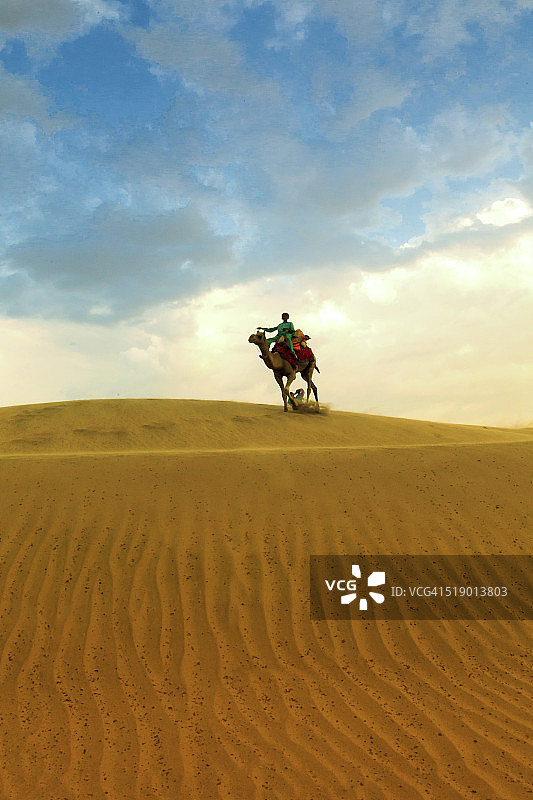 印度Jaisalmer沙漠的骆驼骑士图片素材