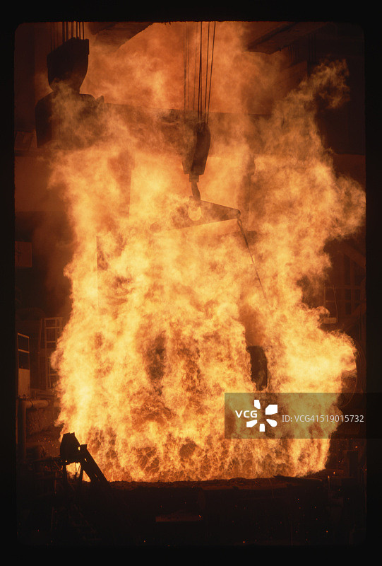 电弧炉中的金属火焰图片素材