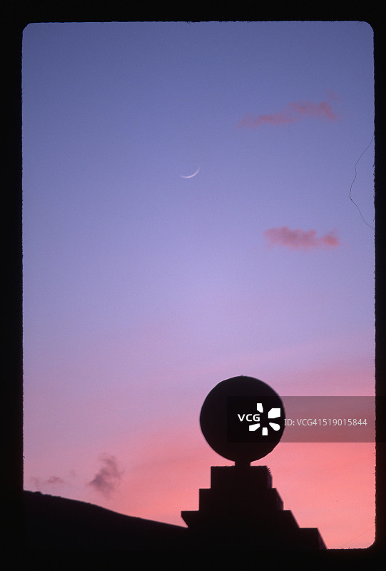 日落时的 Mitad del Mundo 纪念碑图片素材