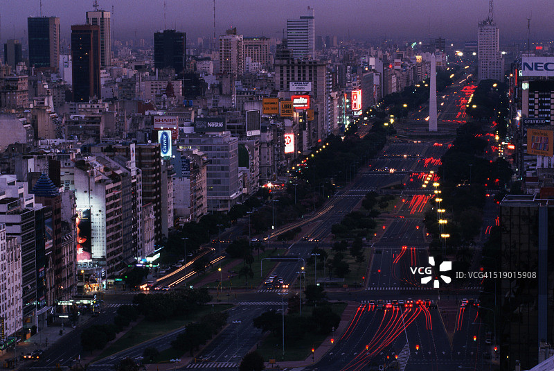 黄昏时分的七月九日大道图片素材