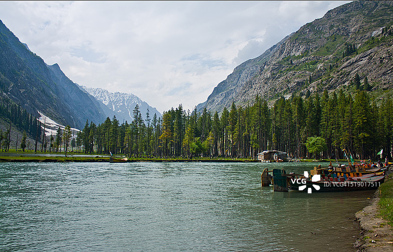 马胡丹德湖的休闲船只图片素材