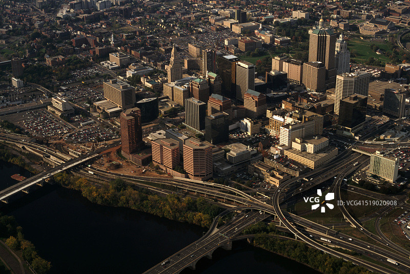 康涅狄格河沿岸的哈特福德市中心图片素材