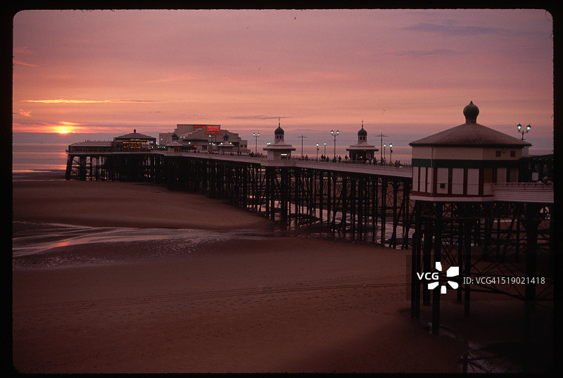 日落时分的英格兰海滩码头图片素材
