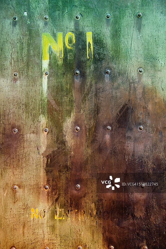 带有No 1字样的旧金属门纹理图片素材