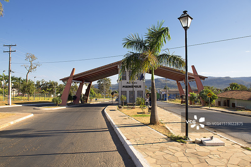 通往巴西皮雷诺波利斯市的入口图片素材