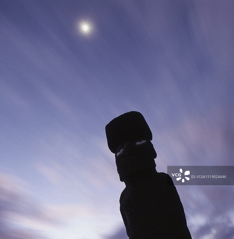 月光下的孤单摩艾石像图片素材