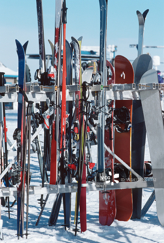 滑雪架上的滑雪板图片素材