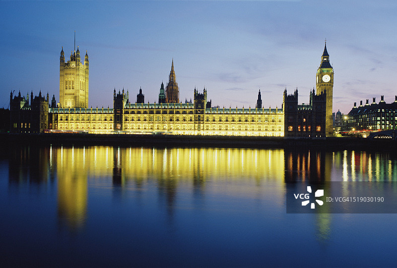 夜晚灯火通明的河畔议会大厦图片素材