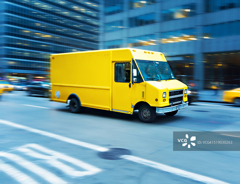 曼哈顿的黄色送货卡车图片素材