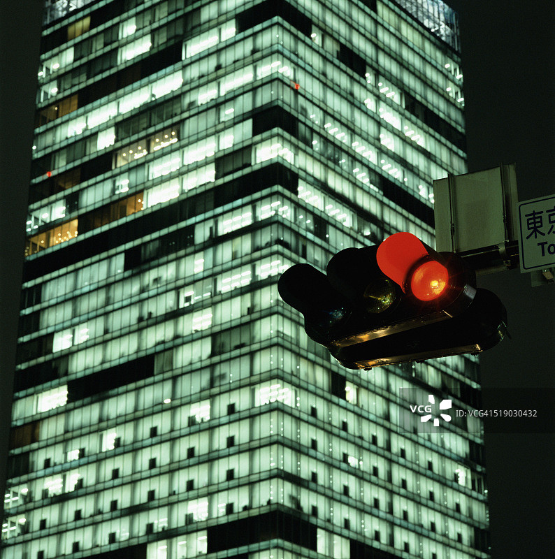 夜晚的塔楼和交通灯图片素材