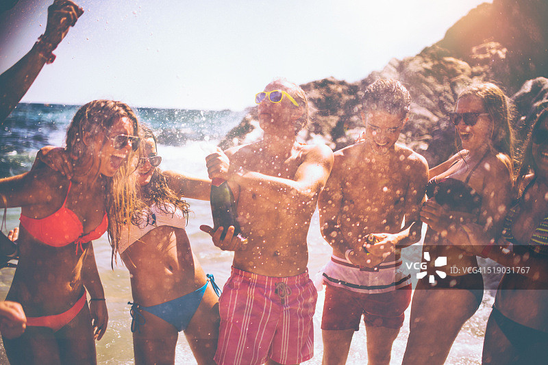 朋友们打开香槟图片素材