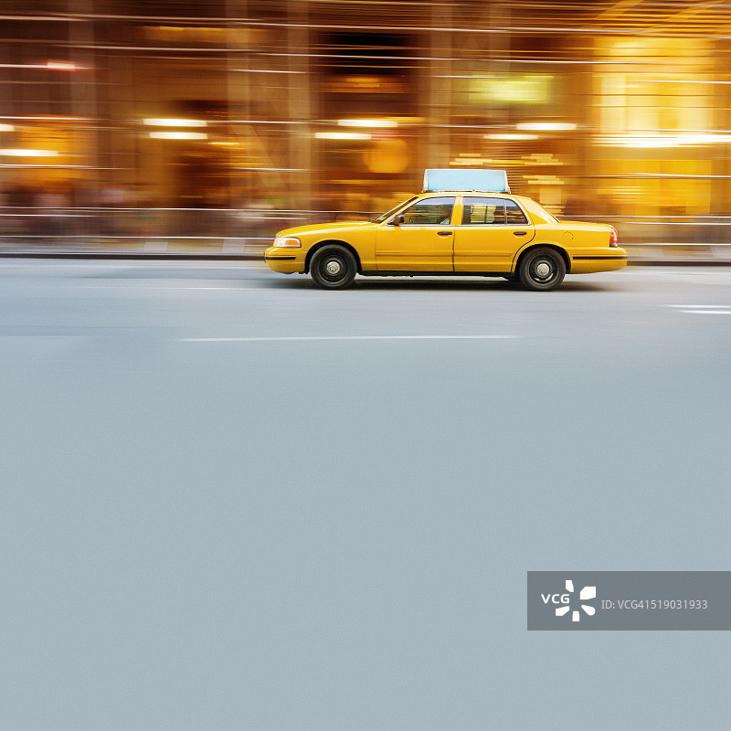 在纽约市疾驰的黄色出租车图片素材