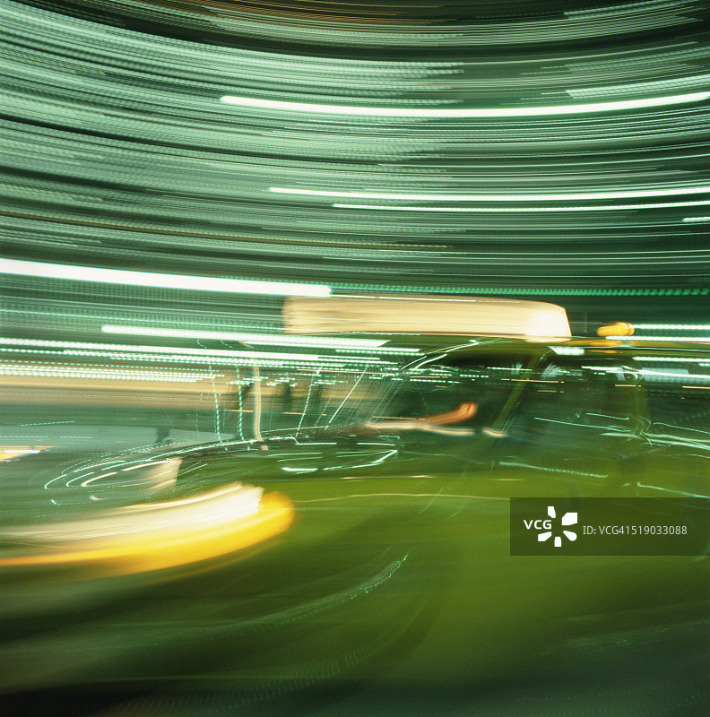 夜晚行驶的模糊出租车图片素材