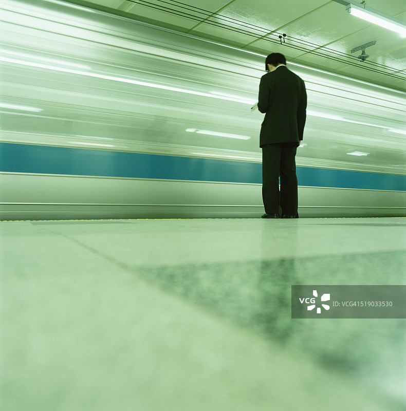 火车进站图片素材