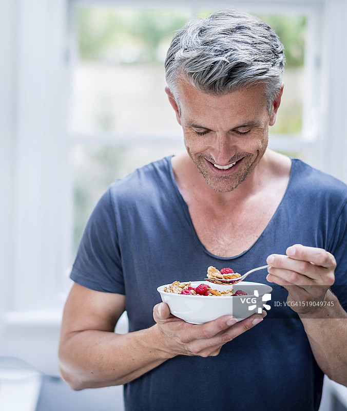 男子正在吃麦片图片素材