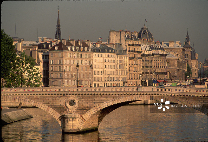 路易·菲利普桥和圣路易岛上的阳光图片素材