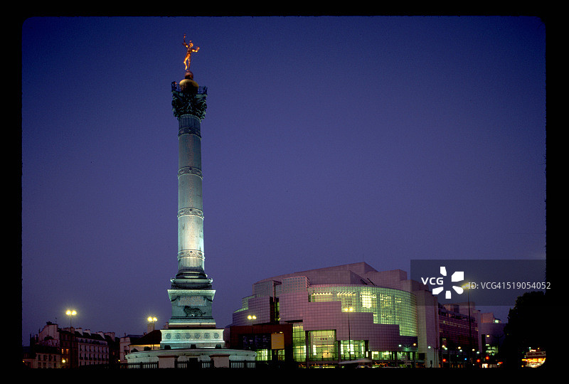 七月圆柱和巴士底歌剧院图片素材