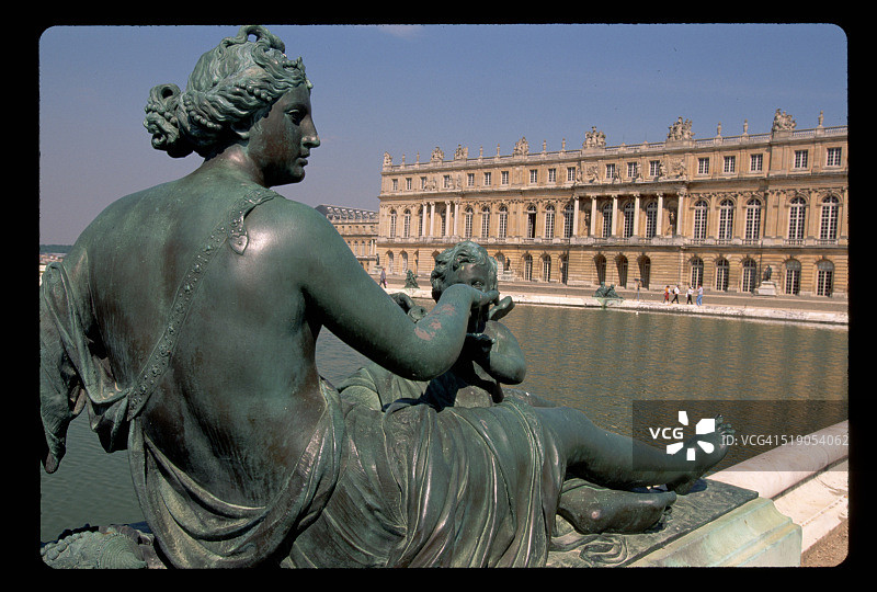凡尔赛宫花园喷泉边的青铜雕塑图片素材