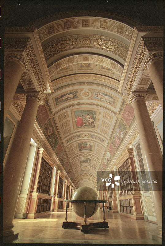 黛安娜画廊中的巨型地球仪图片素材