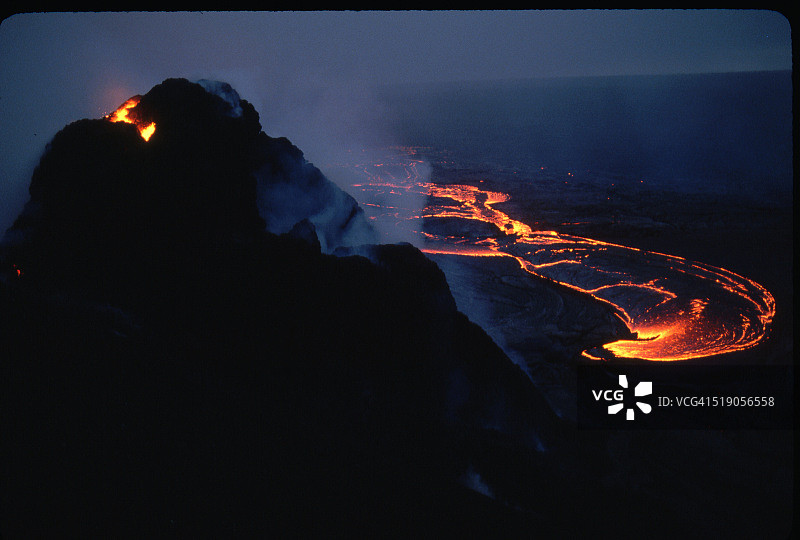 普吾欧火山口流出的熔岩图片素材