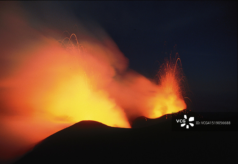 斯特龙博利火山喷发的熔岩图片素材