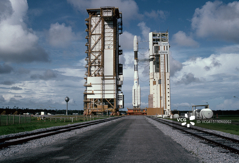 从火箭上滚落的龙门架图片素材