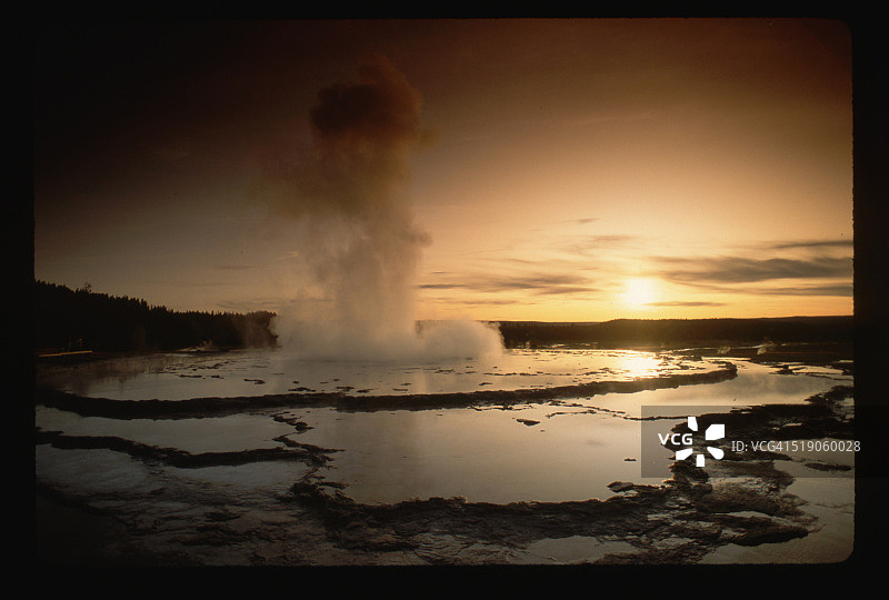大喷泉间歇泉的日落图片素材