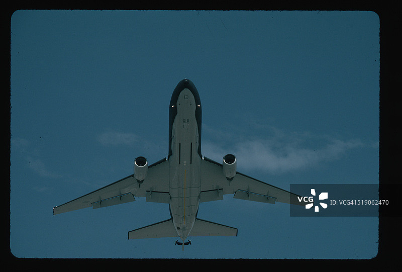 KC-135同温层空中加油机飞行中图片素材